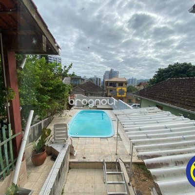 Casa com 178m², 3 quartos (sendo 1 suíte), 2 garagens, no bairro Agronômica em Florianópolis