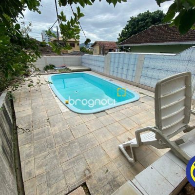 Casa com 178m², 3 quartos (sendo 1 suíte), 2 garagens, no bairro Agronômica em Florianópolis