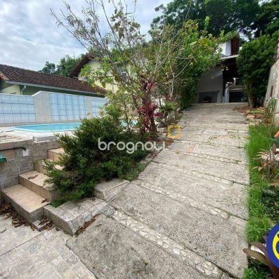 Casa com 178m², 3 quartos (sendo 1 suíte), 2 garagens, no bairro Agronômica em Florianópolis