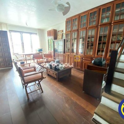 Casa com 178m², 3 quartos (sendo 1 suíte), 2 garagens, no bairro Agronômica em Florianópolis
