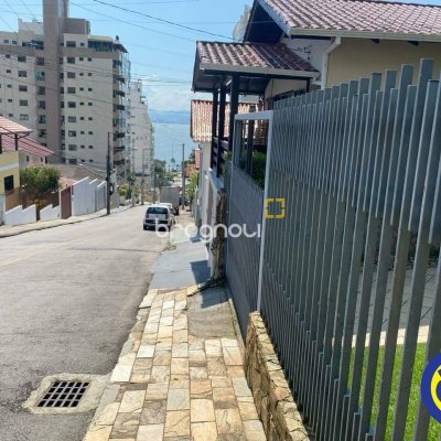 Casa com 163m², 3 quartos (sendo 1 suíte), 1 garagem, no bairro Agronômica em Florianópolis