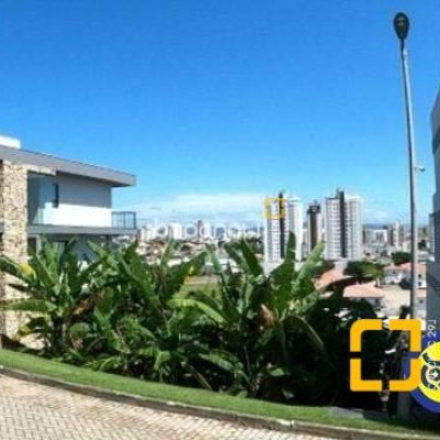 Terreno com 355m², no bairro Estreito em Florianópolis