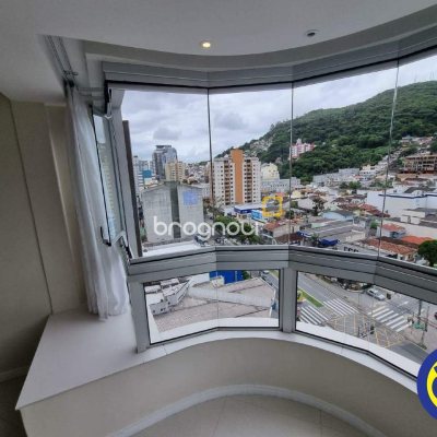 Cobertura com 162m², 3 quartos (sendo 1 suíte), 1 garagem, no bairro Centro em Florianópolis