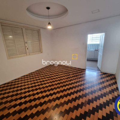 Casa com 100m², 3 quartos (sendo 1 suíte), 3 garagens, no bairro Centro em Florianópolis