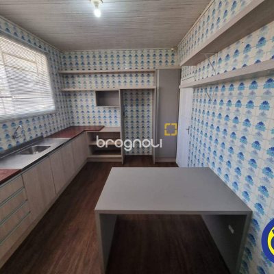 Casa com 100m², 3 quartos (sendo 1 suíte), 3 garagens, no bairro Centro em Florianópolis