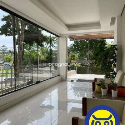 Apartamento com 209m², 3 quartos (sendo 1 suíte), 2 garagens, no bairro Itacorubi em Florianópolis