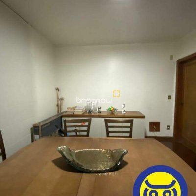 Apartamento com 237m², 4 quartos (sendo 4 suítes), 2 garagens, no bairro Centro em Florianópolis