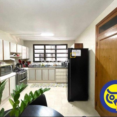 Apartamento com 237m², 4 quartos (sendo 4 suítes), 2 garagens, no bairro Centro em Florianópolis