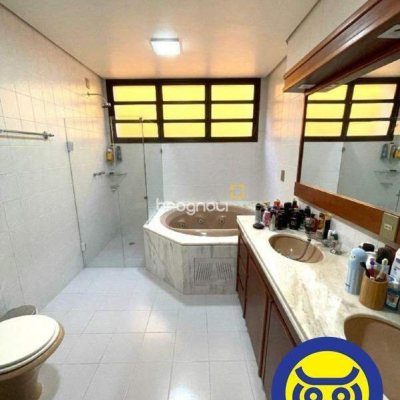 Apartamento com 237m², 4 quartos (sendo 4 suítes), 2 garagens, no bairro Centro em Florianópolis