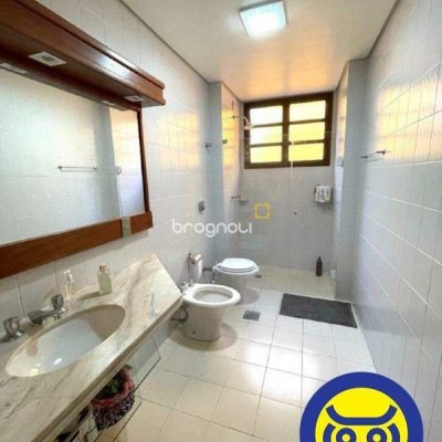 Apartamento com 237m², 4 quartos (sendo 4 suítes), 2 garagens, no bairro Centro em Florianópolis