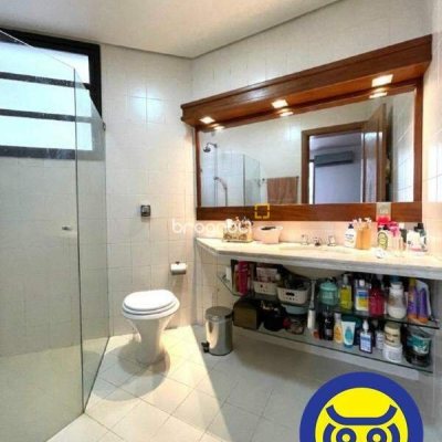 Apartamento com 237m², 4 quartos (sendo 4 suítes), 2 garagens, no bairro Centro em Florianópolis
