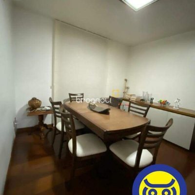 Apartamento com 237m², 4 quartos (sendo 4 suítes), 2 garagens, no bairro Centro em Florianópolis
