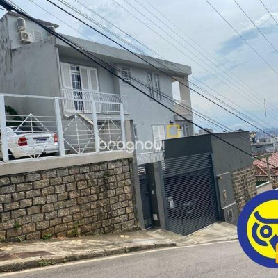 Casa com 254m², 4 quartos (sendo 1 suíte), 2 garagens, no bairro Agronômica em Florianópolis