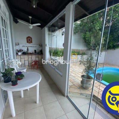 Casa com 254m², 4 quartos (sendo 1 suíte), 2 garagens, no bairro Agronômica em Florianópolis