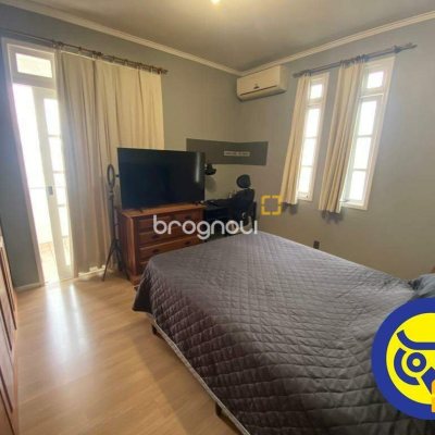 Casa com 254m², 4 quartos (sendo 1 suíte), 2 garagens, no bairro Agronômica em Florianópolis