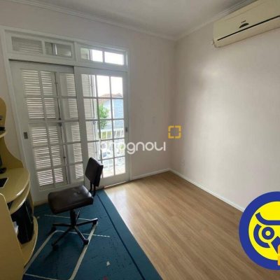 Casa com 254m², 4 quartos (sendo 1 suíte), 2 garagens, no bairro Agronômica em Florianópolis