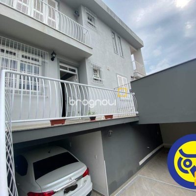 Casa com 254m², 4 quartos (sendo 1 suíte), 2 garagens, no bairro Agronômica em Florianópolis