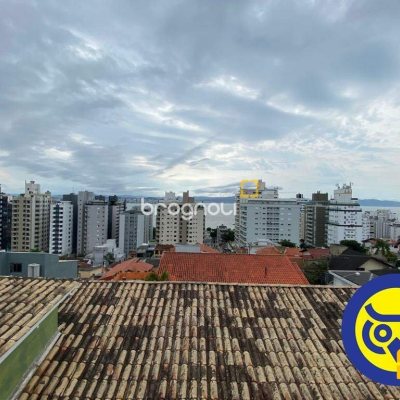 Casa com 254m², 4 quartos (sendo 1 suíte), 2 garagens, no bairro Agronômica em Florianópolis