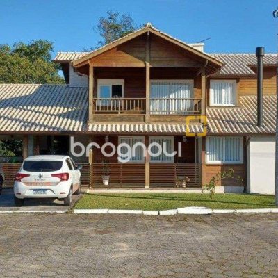 Casa com 360m², 3 quartos (sendo 2 suítes), 2 garagens, no bairro Vargem Grande em Florianópolis