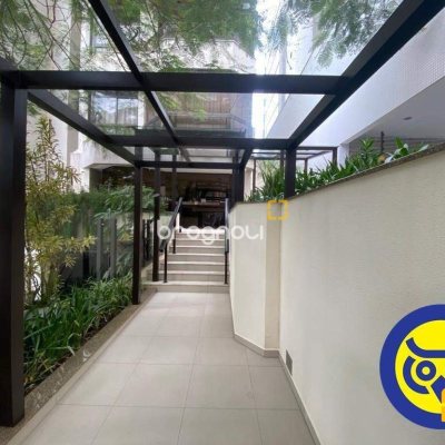 Apartamento com 214m², 3 quartos (sendo 3 suítes), 2 garagens, no bairro Centro em Florianópolis