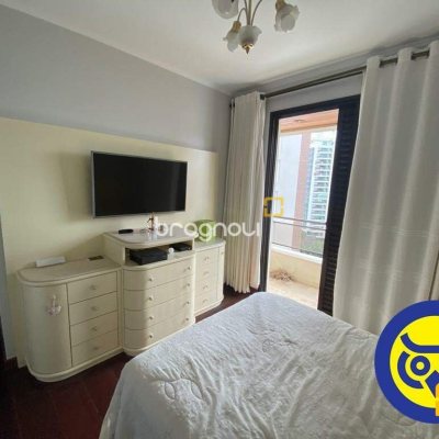 Apartamento com 214m², 3 quartos (sendo 3 suítes), 2 garagens, no bairro Centro em Florianópolis