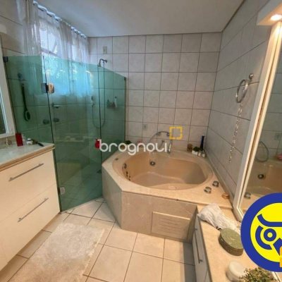 Apartamento com 214m², 3 quartos (sendo 3 suítes), 2 garagens, no bairro Centro em Florianópolis
