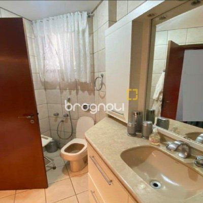 Apartamento com 214m², 3 quartos (sendo 3 suítes), 2 garagens, no bairro Centro em Florianópolis