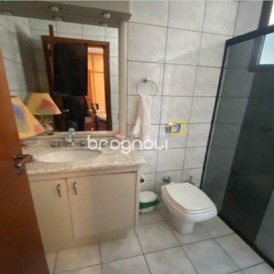 Apartamento com 214m², 3 quartos (sendo 3 suítes), 2 garagens, no bairro Centro em Florianópolis