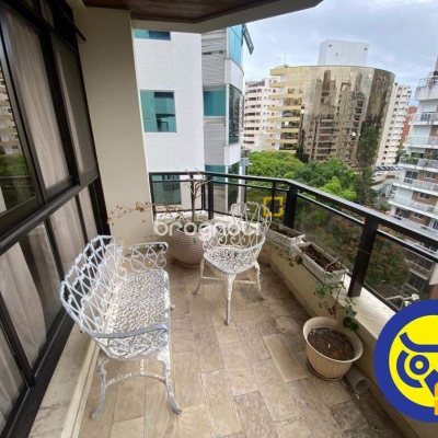 Apartamento com 214m², 3 quartos (sendo 3 suítes), 2 garagens, no bairro Centro em Florianópolis