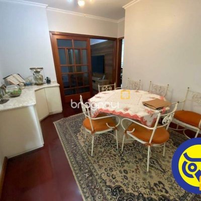 Apartamento com 214m², 3 quartos (sendo 3 suítes), 2 garagens, no bairro Centro em Florianópolis