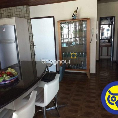 Cobertura com 360m², 5 quartos (sendo 3 suítes), 3 garagens, no bairro Centro em Florianópolis