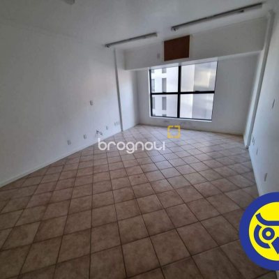 Sala com 30m², 2 garagens, no bairro Centro em Florianópolis