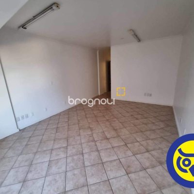 Sala com 30m², 2 garagens, no bairro Centro em Florianópolis