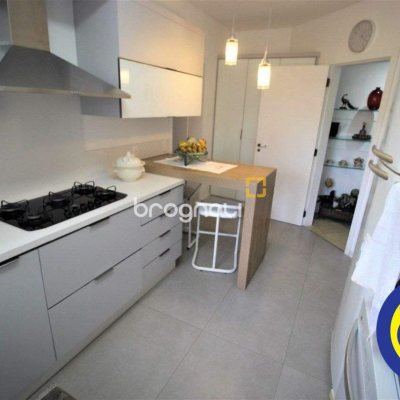 Apartamento com 236m², 3 quartos (sendo 2 suítes), 2 garagens, no bairro Agronômica em Florianópolis
