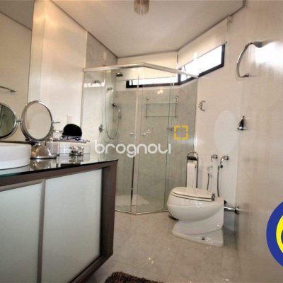 Apartamento com 236m², 3 quartos (sendo 2 suítes), 2 garagens, no bairro Agronômica em Florianópolis