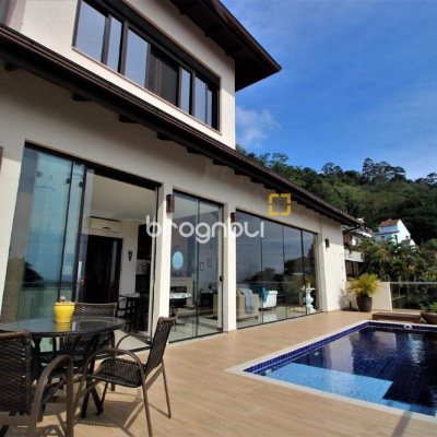 Casa com 370m², 4 quartos (sendo 3 suítes), 2 garagens, no bairro Centro em Florianópolis