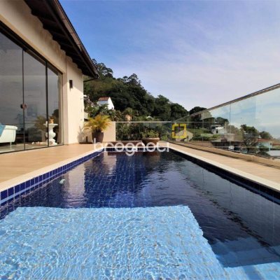 Casa com 370m², 4 quartos (sendo 3 suítes), 2 garagens, no bairro Centro em Florianópolis