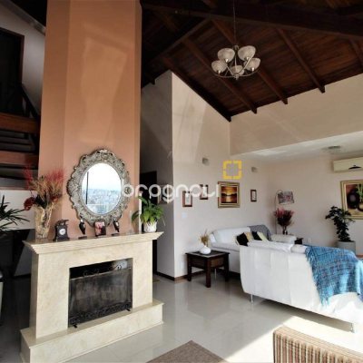 Casa com 370m², 4 quartos (sendo 3 suítes), 2 garagens, no bairro Centro em Florianópolis