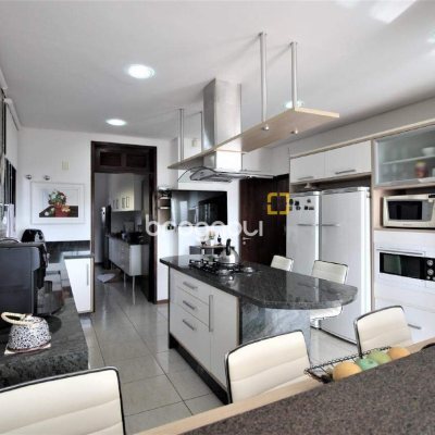 Casa com 370m², 4 quartos (sendo 3 suítes), 2 garagens, no bairro Centro em Florianópolis