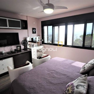 Casa com 370m², 4 quartos (sendo 3 suítes), 2 garagens, no bairro Centro em Florianópolis