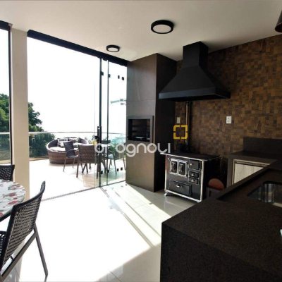 Casa com 370m², 4 quartos (sendo 3 suítes), 2 garagens, no bairro Centro em Florianópolis