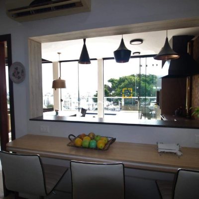 Casa com 370m², 4 quartos (sendo 3 suítes), 2 garagens, no bairro Centro em Florianópolis