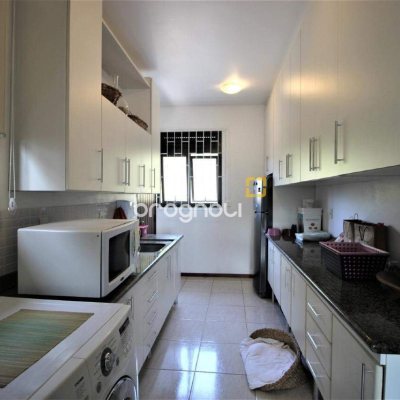 Casa com 370m², 4 quartos (sendo 3 suítes), 2 garagens, no bairro Centro em Florianópolis