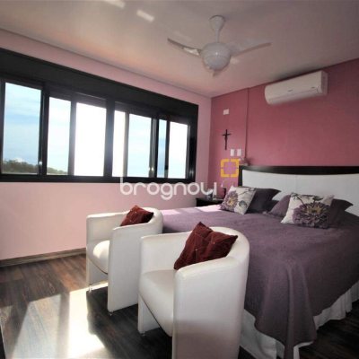 Casa com 370m², 4 quartos (sendo 3 suítes), 2 garagens, no bairro Centro em Florianópolis