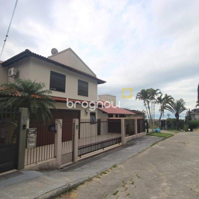 Casa com 370m², 4 quartos (sendo 3 suítes), 2 garagens, no bairro Centro em Florianópolis