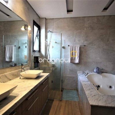 Casa com 370m², 4 quartos (sendo 3 suítes), 2 garagens, no bairro Centro em Florianópolis