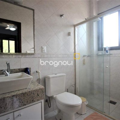 Casa com 370m², 4 quartos (sendo 3 suítes), 2 garagens, no bairro Centro em Florianópolis