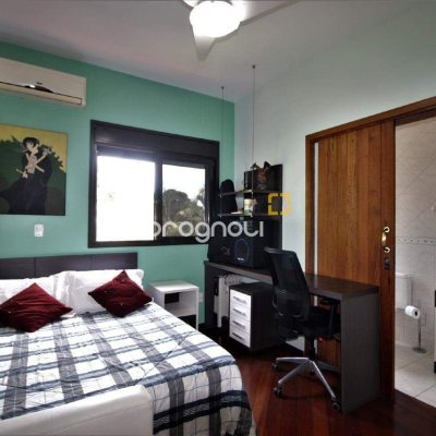 Casa com 370m², 4 quartos (sendo 3 suítes), 2 garagens, no bairro Centro em Florianópolis