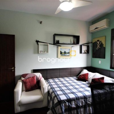 Casa com 370m², 4 quartos (sendo 3 suítes), 2 garagens, no bairro Centro em Florianópolis