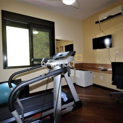 Casa com 370m², 4 quartos (sendo 3 suítes), 2 garagens, no bairro Centro em Florianópolis
